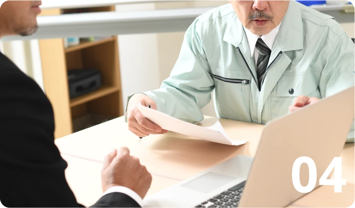 アドバイスをする男性