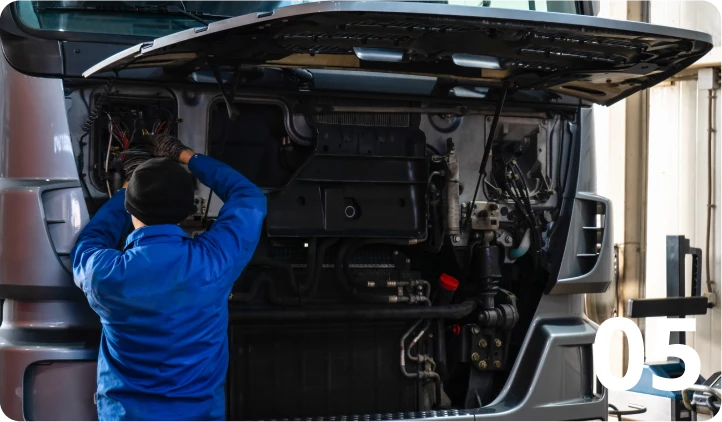 保守メンテナンス中の笑顔の女性